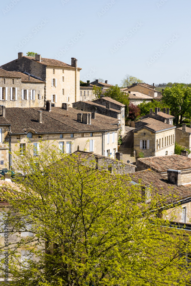 Vue sur la ville de Saint-Emilion depuis la Place du Clocher (Nouvelle-Aquitaine, France)