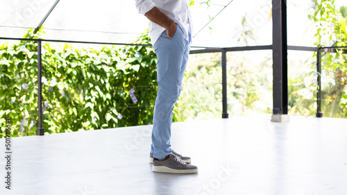 Jasne niebieskie spodnie męskie chinos, zdjęcie modowe do lookbook albo baner.