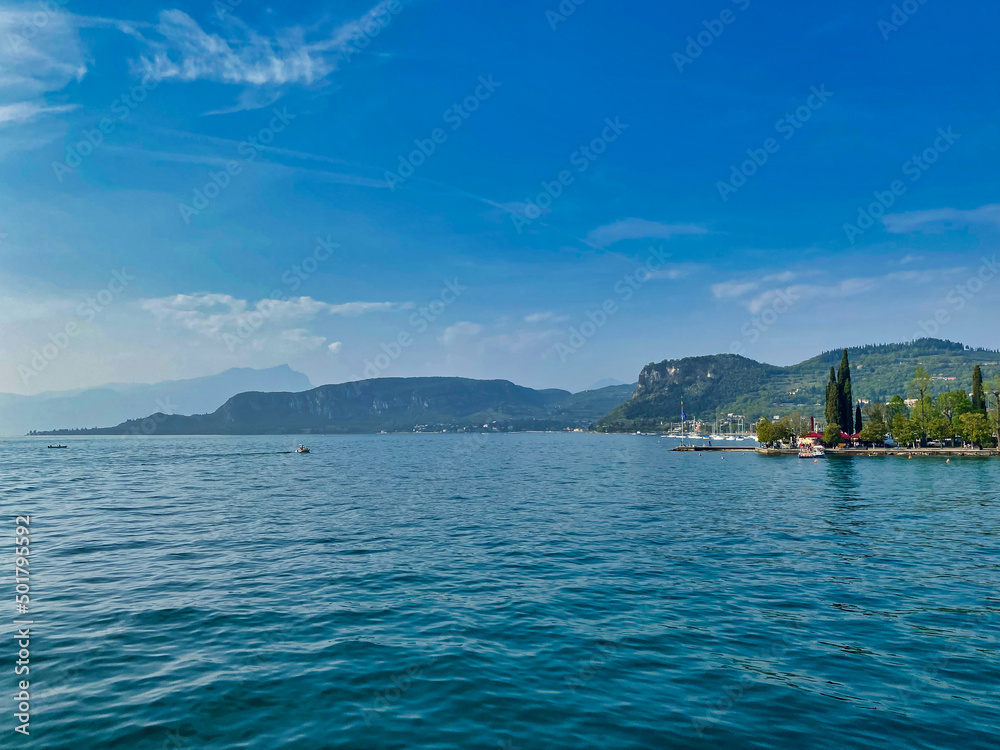 Fototapeta premium Gardasee - Bardolino vom Wasser aus