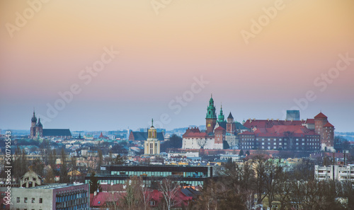 Zamek Królewski na wawelu i rynek główny w krakowie od strony zakrzówka © Szymon Korta