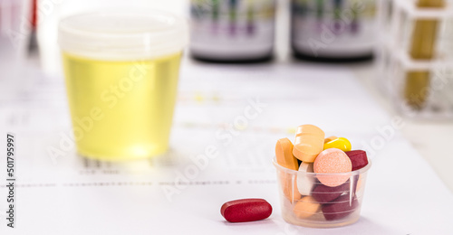 Fotografie oral pills for urinary tract infection problems, lab tests and bottles with urin