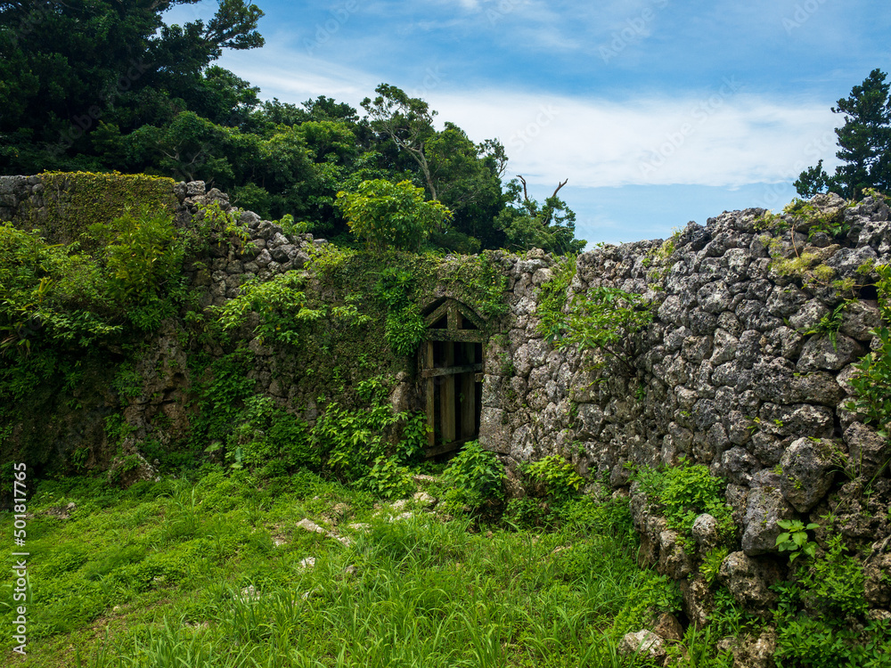 沖縄県南城市にあるアーチ状の門がが特徴ってきな知念城趾