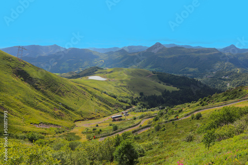 Auvergne - Cantal - Le Lioran - Vue sur la chaine des Puys du Cantal et le lac et le buron des gardes