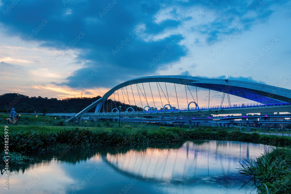 Naklejka premium Sunset Twilight view of the Yangguang Bridge