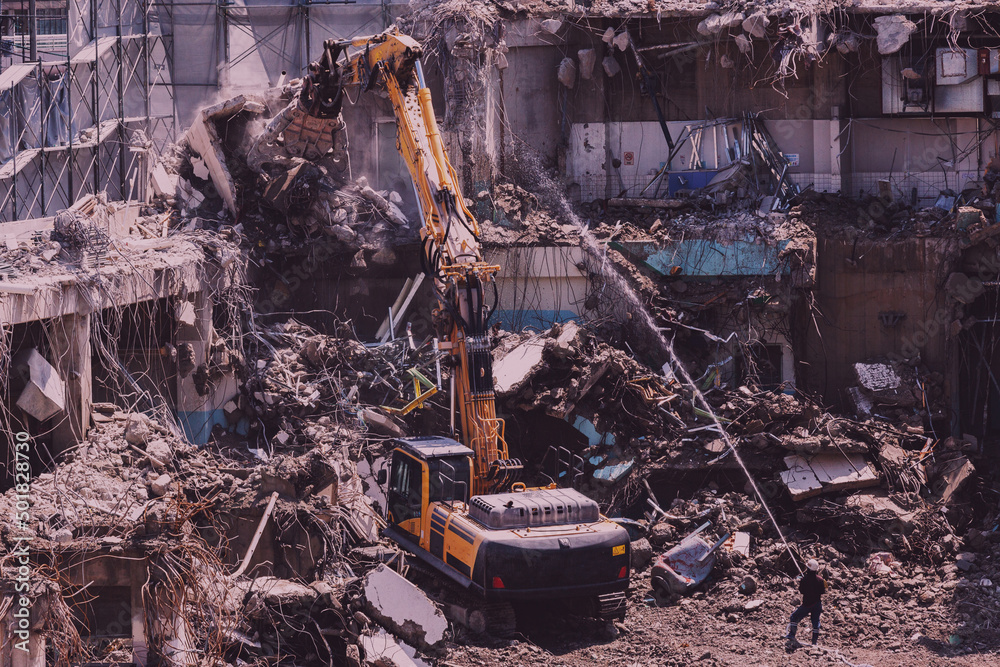 Fototapeta premium パワーショベルによるビル解体工事現場