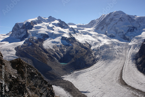 ゴルナ―グラートから眺めるモンテローザの雄姿とゴルナ―氷河の雄大な眺め