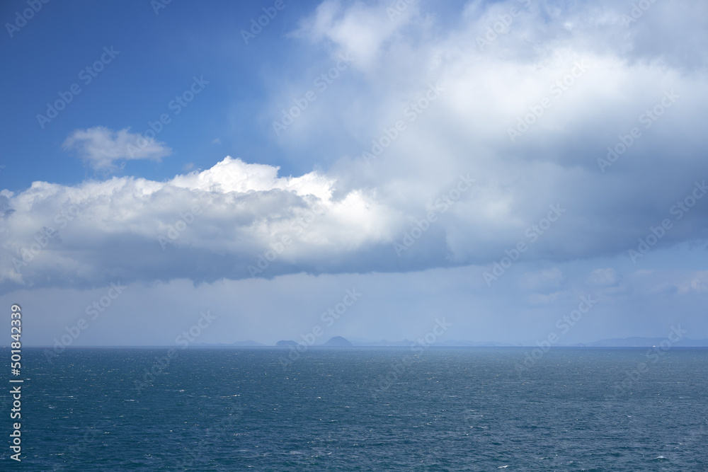 瀬戸内海の穏やかな海と白い雲の風景
