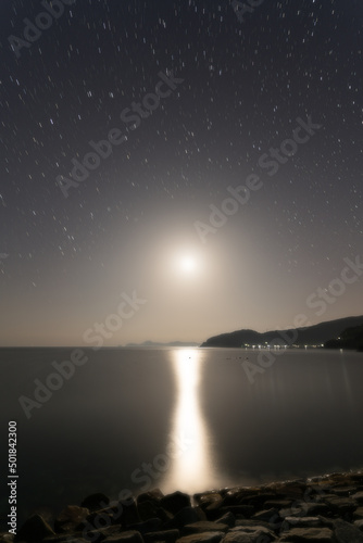 月光に照らされた美しい瀬戸内海の静かな海の風景