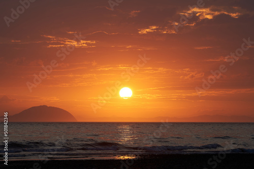 Fototapeta Naklejka Na Ścianę i Meble -  穏やかな瀬戸内海の海に沈んでいく美しい夕日