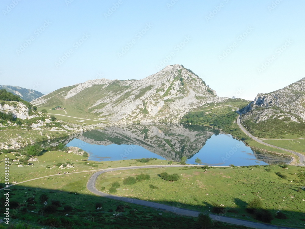 Lagos de Covadonga con reflejo en el agua