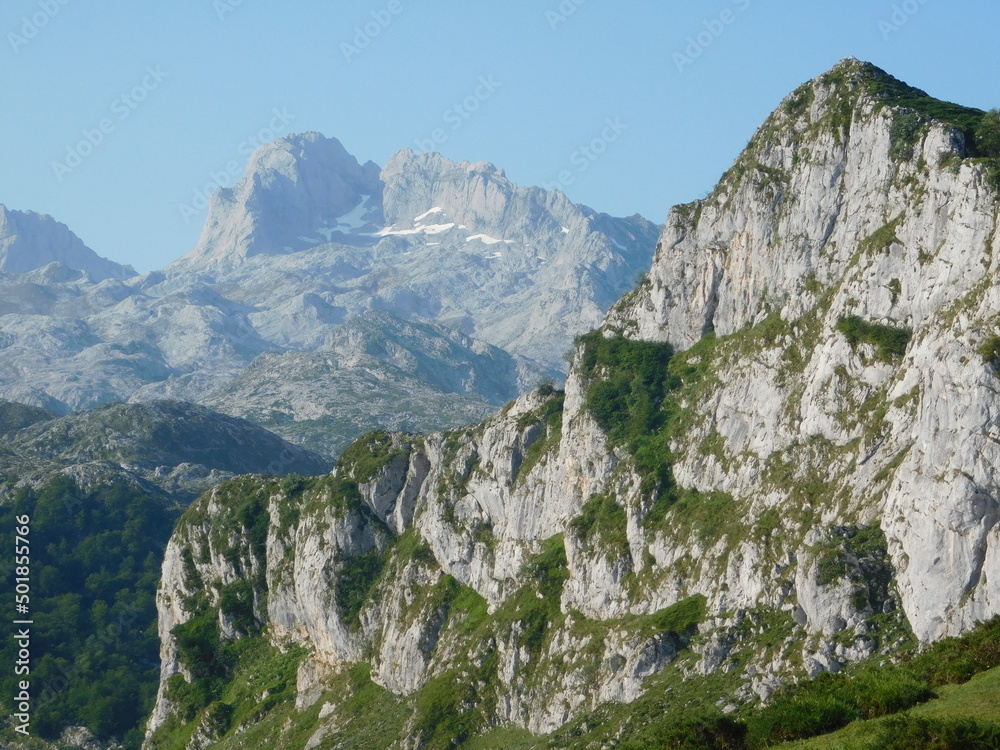 montañas de roca caliza con nevero montañas de roca caliza con nevero