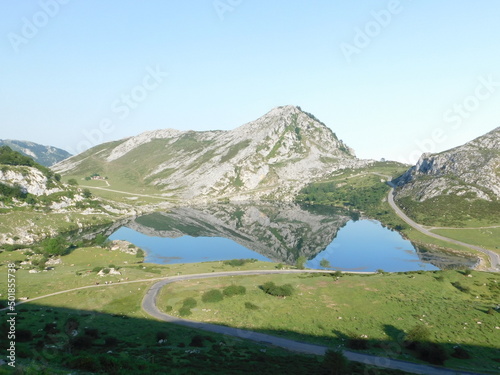Lagos de Covadonga con reflejo en el agua