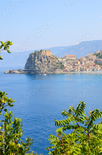 Foto The traditional site of the sea monster Scylla of Greek mythology