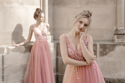 Obraz na płótnie European girls bridesmaids in pink dresses having fun w salonie