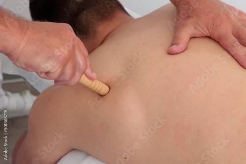 triggerpunktbehandlung rücken massieren hand massage holzstab gesundheit rücken