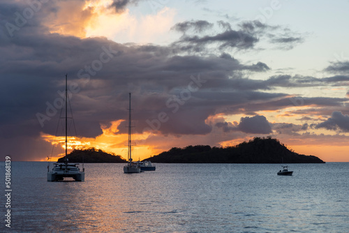 Bild auf Leinwand voiliers au mouillage en guadeloupe au coucher de soleil dans la réserve coustea