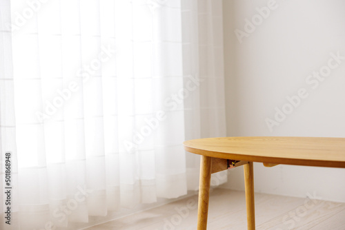 白背景とテーブル