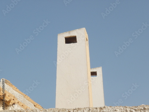 Dos chimeneas una detr  s de la otra  de color beige con salida de humo rectangular y cubierta en plano 