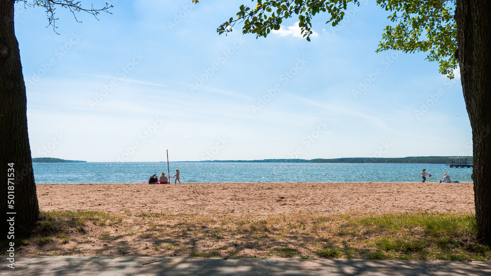 plaża nad jeziorem rodzina odpoczywa - obrazy, fototapety, plakaty 