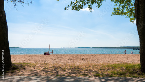 plaża nad jeziorem rodzina odpoczywa