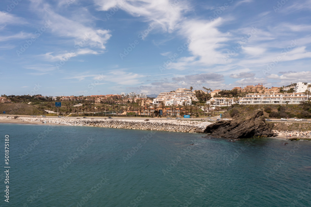 Vista de la playa del peñón del cura en el municipio de Fuengirola, Andalucía