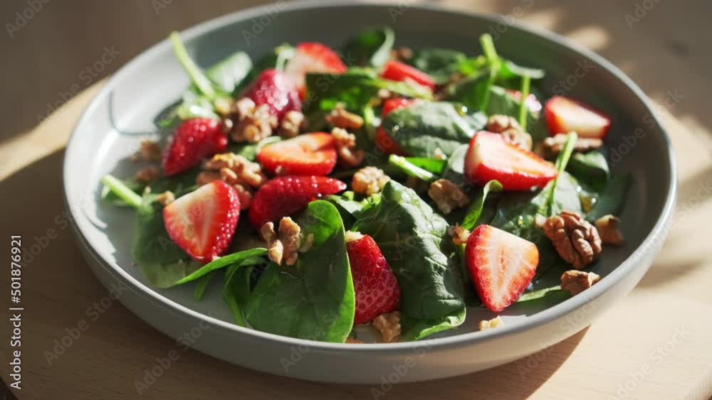 Strawberry and spinach salad with walnuts, video 4k