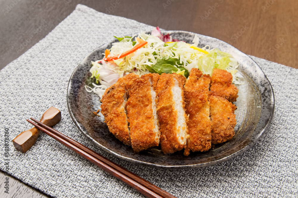 和皿に盛り付けられた美味しそうな豚カツ 和皿に盛り付けられた美味しそうな豚カツ