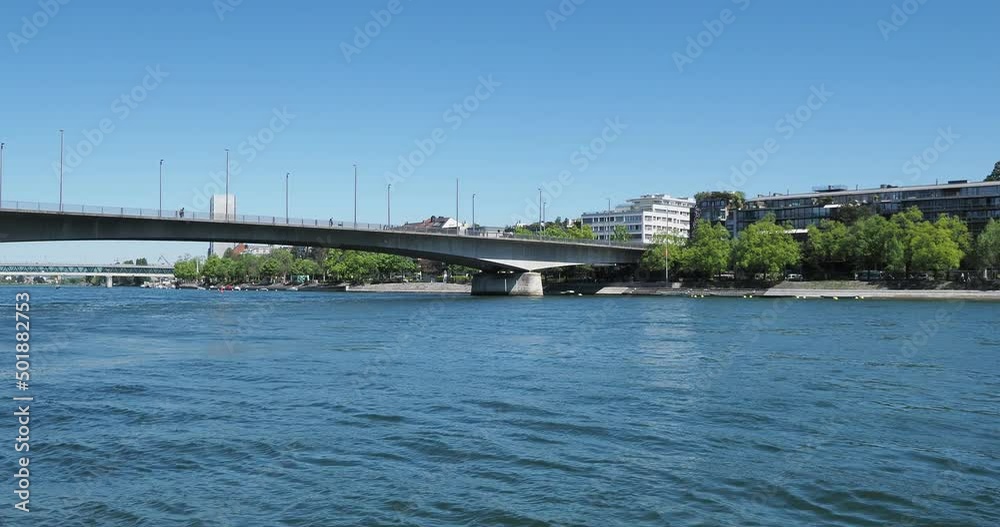 Basel in der Schweiz. Am Rheinufer entlang St. Johanns-Rheinweg, unter der Johanniterbrücke zwischen Dreirosenbrücke und Historische Mittlere Brücke Basel in der Schweiz. Am Rheinufer entlang St. Johanns-Rheinweg, unter der Johanniterbrücke zwischen Dreirosenbrücke und Historische Mittlere Brücke