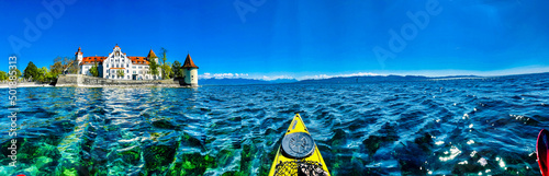 Bodensee, Panorama-Blick auf die hintere INsel Lindau vom Kajak, mit Pulverturm, Luitpoldkaserne und einem weiten Horizont unter blauem HImmel