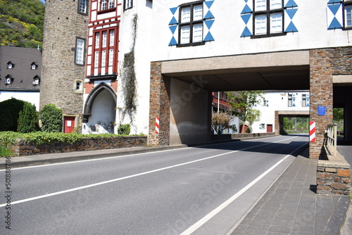 Oberburg Kobern-Gondorf mit der Hauptstraße durch die alte Burg
