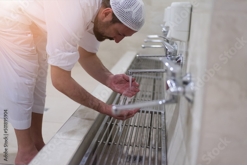 Canvas Print Muslim man taking ablution for prayer