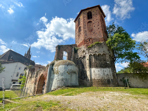 Vestiges de l'ancienne église Saint-Hilaire, construite en briques, à Agen dans le département de Lot-et-Garonne en région Nouvelle-Aquitaine