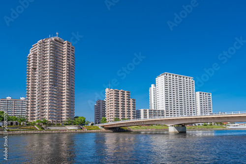 青空に映える千住汐入大橋　隅田川