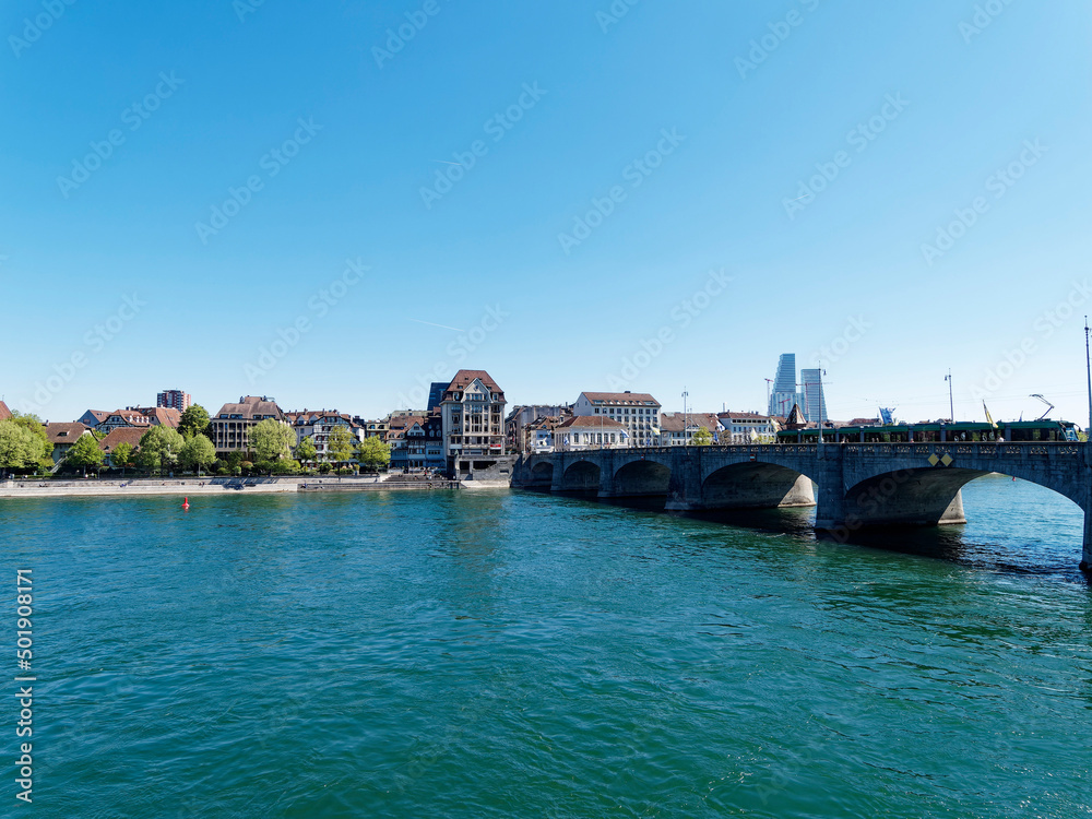 Naklejka premium Basels Altstadt am Rhein in der Schweiz - Mittlere Brücke am Rhein mit Blick auf die Altstadt Kleinbasel und Unterer Rheinweg am rechten Ufer