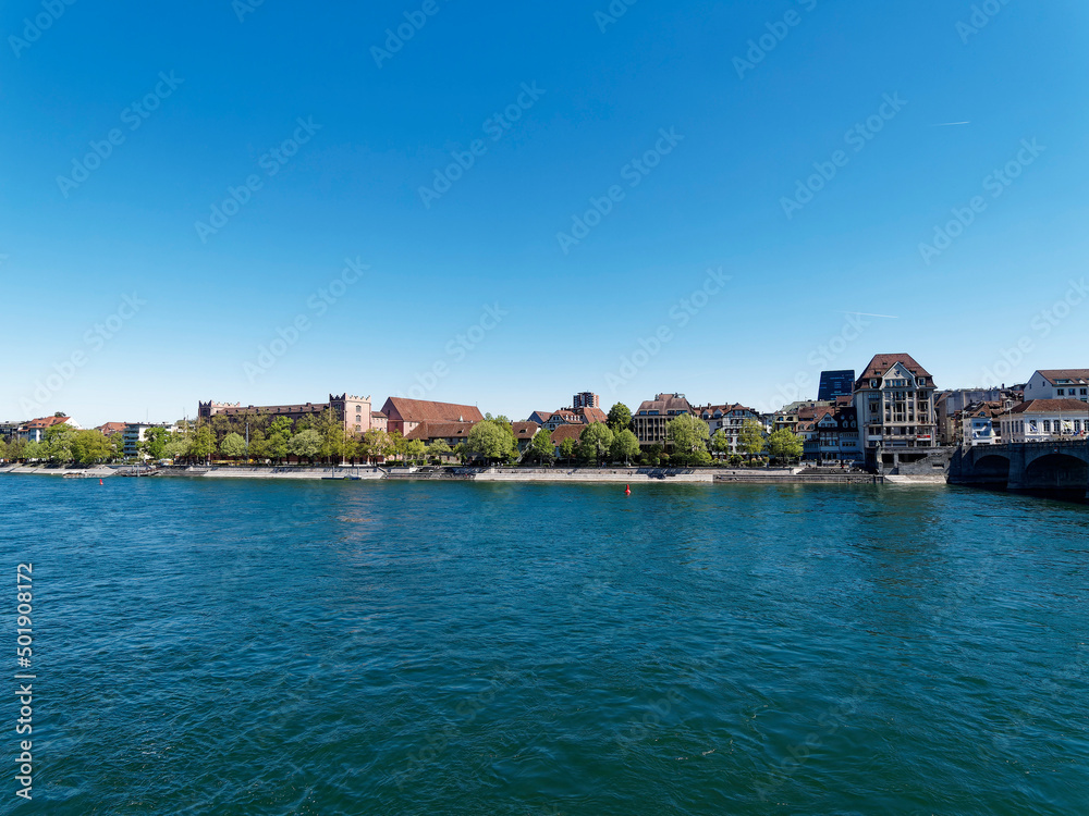 Basel in der Schweiz an einem schöner Frühlingstag am linken Rheinufer