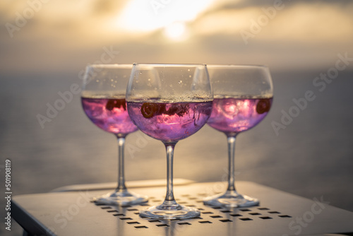 Gin Getränk mit Meer im Hintergrund