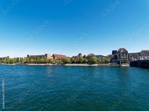 Basel in der Schweiz an einem schöner Frühlingstag am linken Rheinufer © Marc
