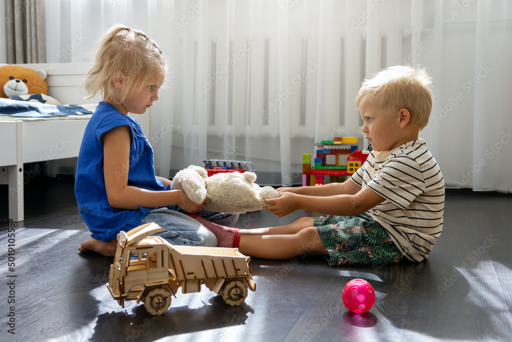 Ταπετσαρία kids are fighting over a toy