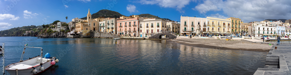Sizilien: Lipari Stadt - der kleine Hafen mit Kirche, historischen Gebäuden und Kai, Panorama