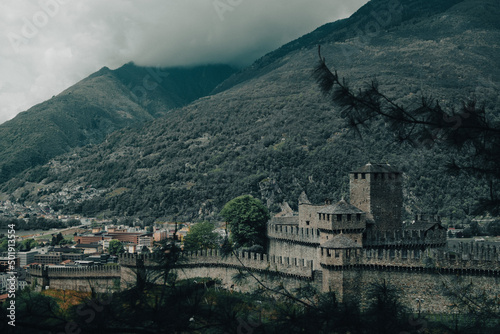 Castello di Montebello Bellinzona Schweiz italienisch Sehenswürdigkeit Burg Mauer Turm  Mittelalter bedrohlich Festung Verteidigungsanlage Bollwerk
