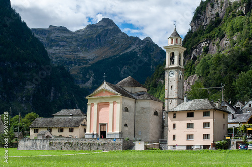Church and houses in the Sonogno city	
