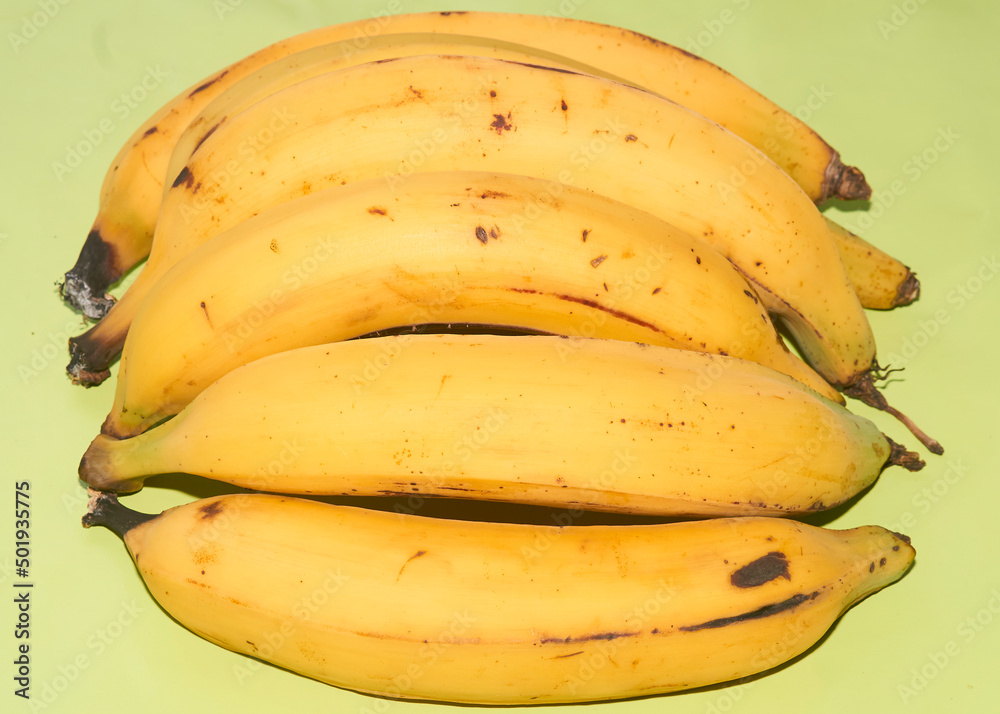 Foto de Plátanos maduros, plátano orgánico, natural, amarillo natural