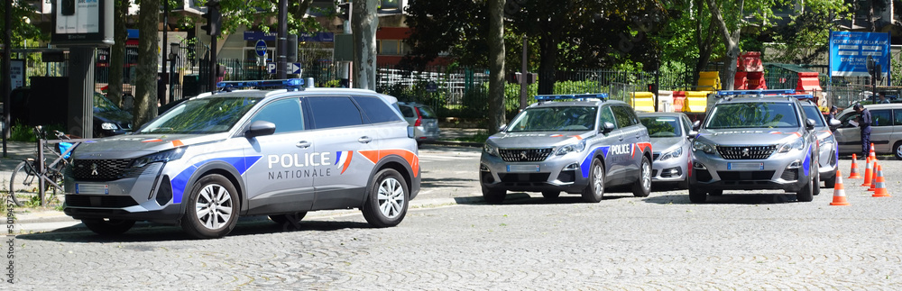 Voitures de la Police Nationale Française à Paris lors d'un contrôle ...