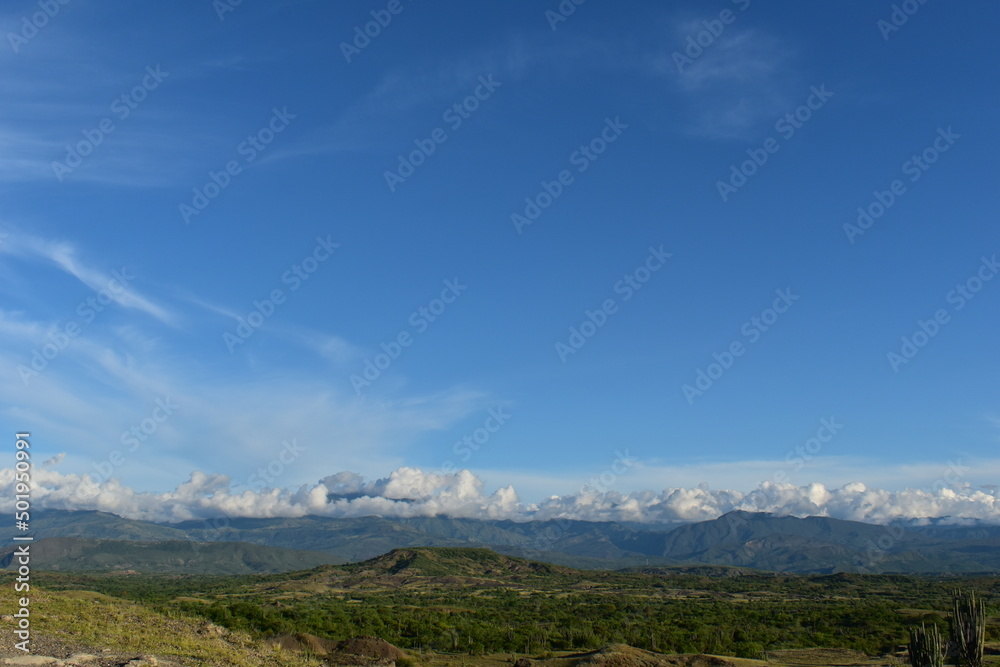 Paisaje desértico con nubes y cielo azul Paisaje desértico con nubes y cielo azul