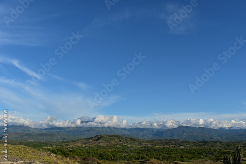 Paisaje desértico con nubes y cielo azul © Diego