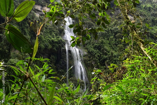 Paisaje de montaña; cascada