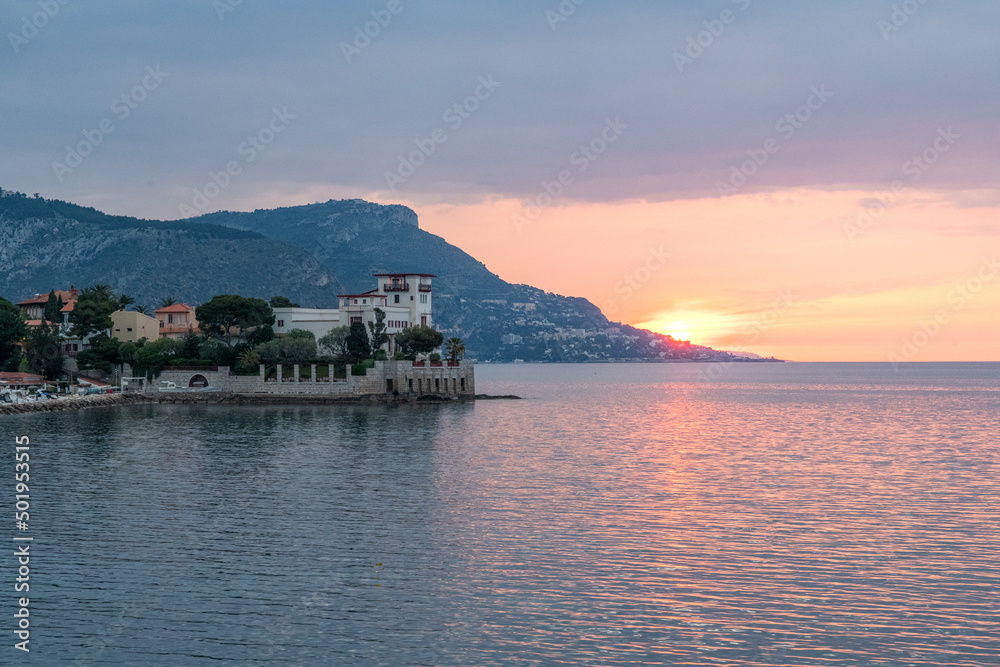 Lever de soleil dans la baie des fourmis entre Beaulieu sur Mer et Saint Jean Cap Ferrat sur la Côte d'Azur Lever de soleil dans la baie des fourmis entre Beaulieu sur Mer et Saint Jean Cap Ferrat sur la Côte d'Azur