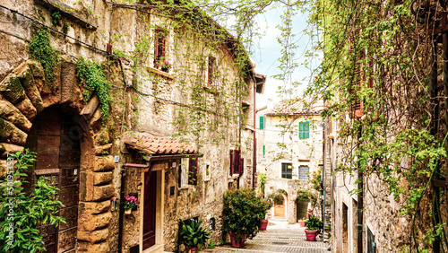 Fototapeta Naklejka Na Ścianę i Meble -  Medieval street in Italy