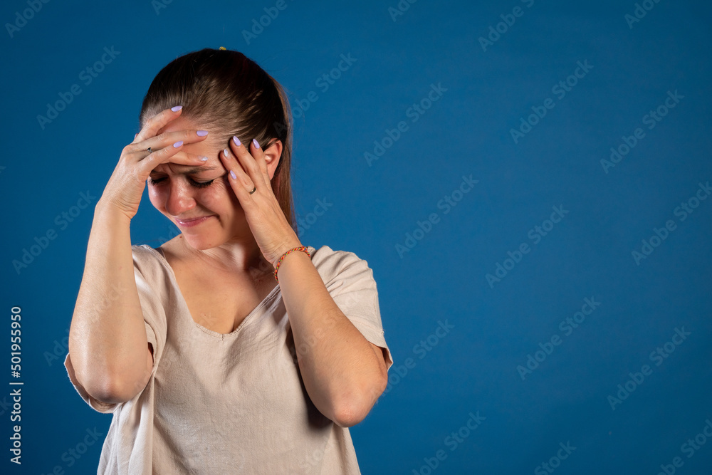Mujer joven experimentando dolor de cabeza Mujer joven experimentando dolor de cabeza
