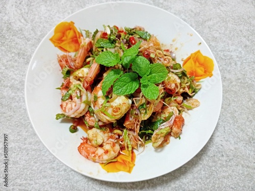 Grilled shrimps and fresh vegetable salad